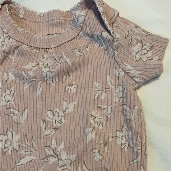 “Bundle 10/$13” Baby girl short sleeve Floral Baby bodysuit - Picture 5 of 7